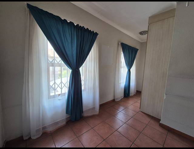 3 BEDROOM TOWNHOUSE FOR SALE IN VANDERBIJLPARK SE 2